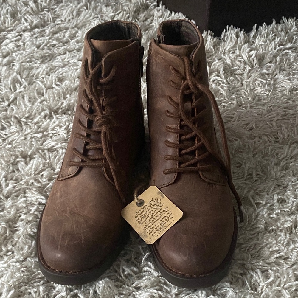 NWOB womens Born Betsy Combat boots